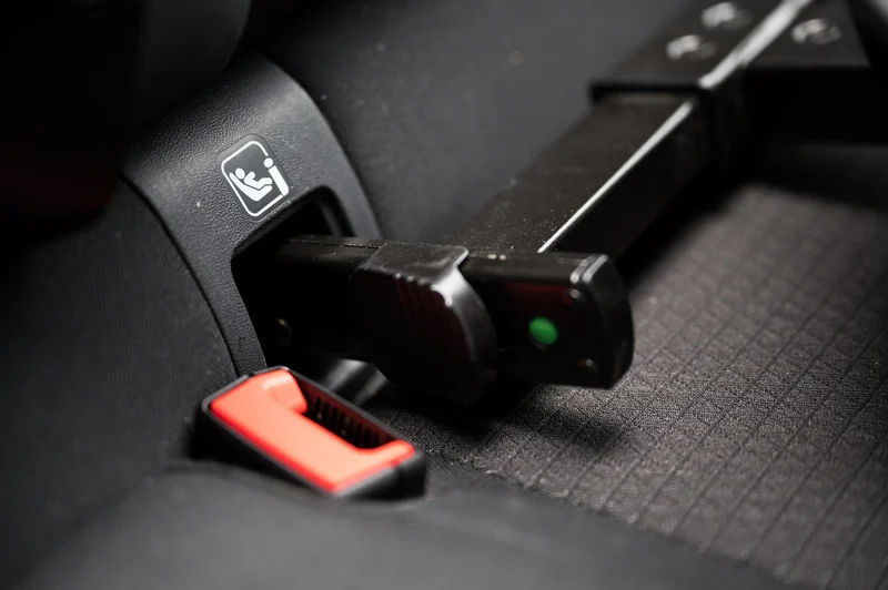 ISOFIX vagy biztonsági öv? Melyik rögzítési mód a biztonságosabb a gyerekülésnél?